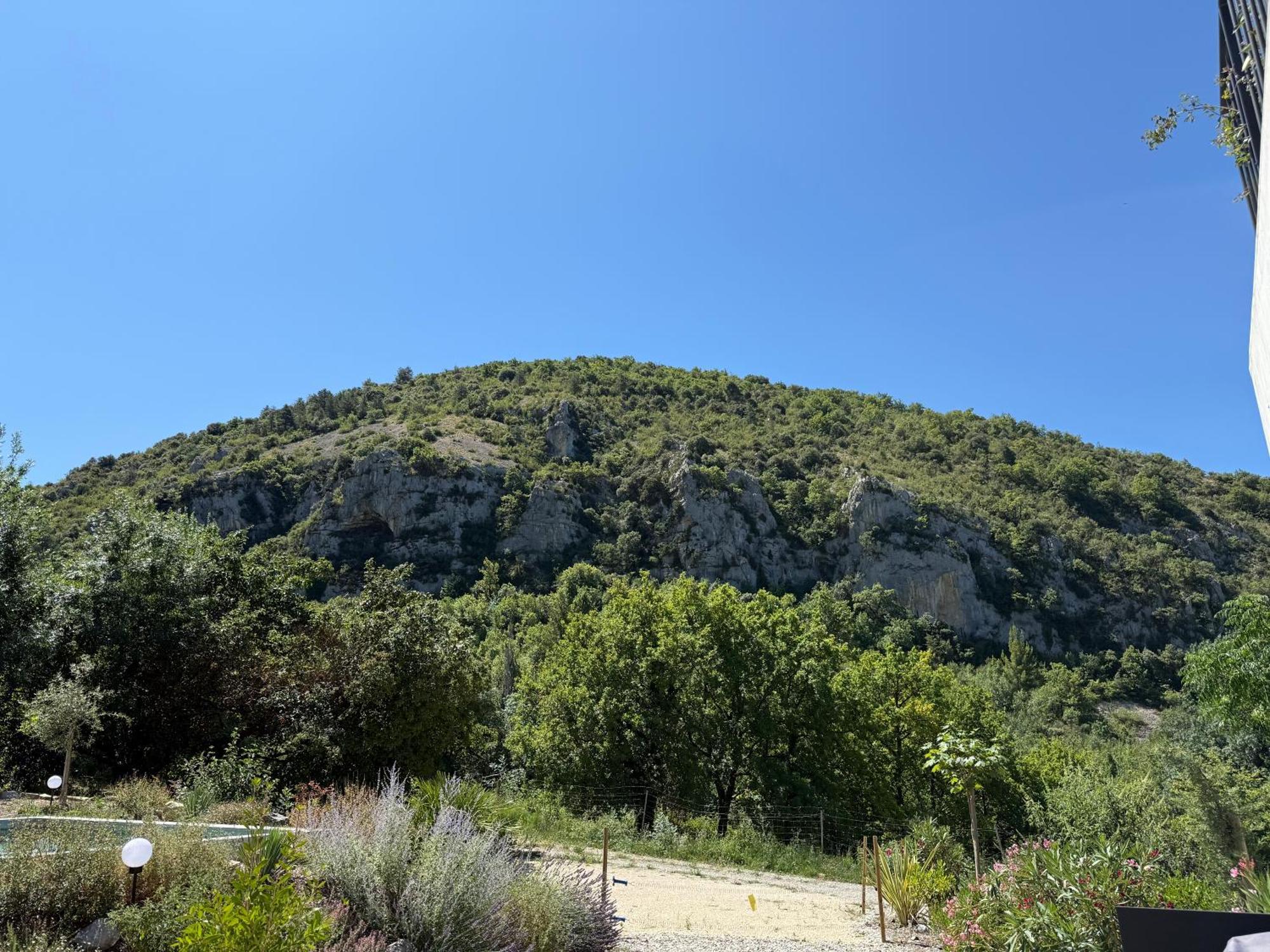 Les Rochers De *